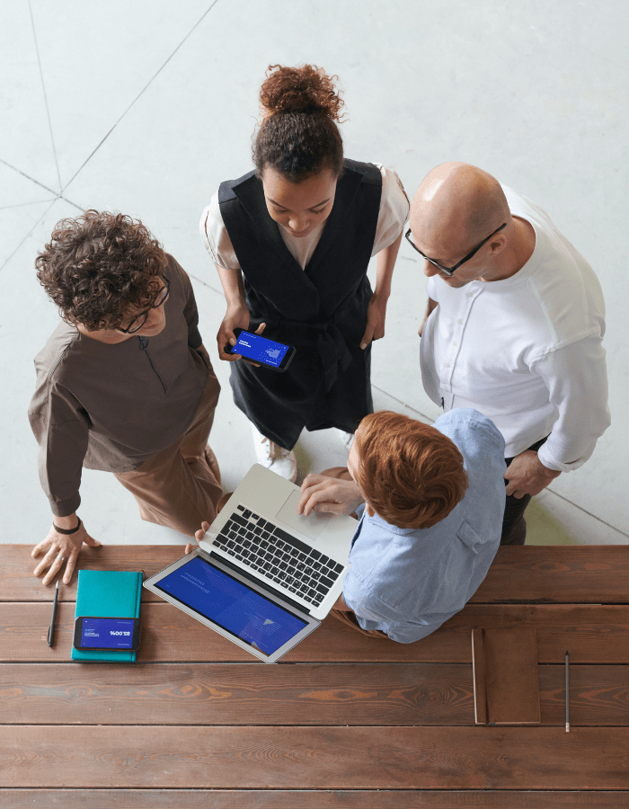 Equipa de marketing a analisar um projecto