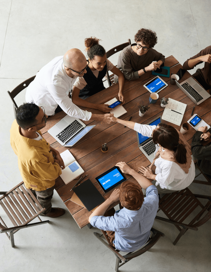 Equipa de marketing a fechar um negócio numa reunião