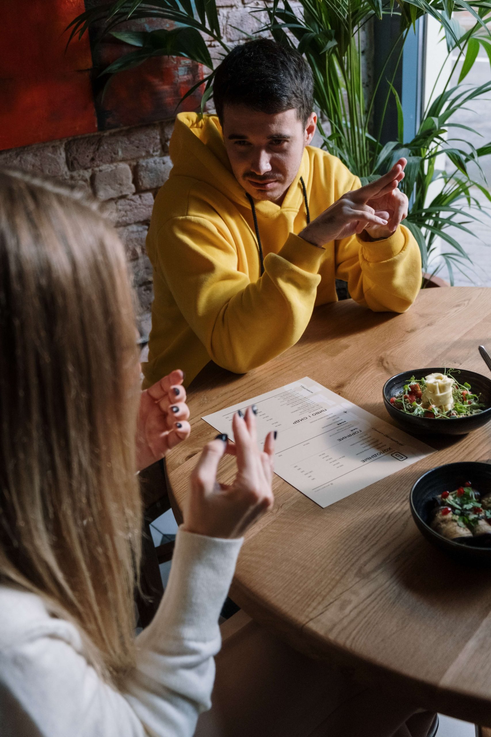 Casal a falar num restaurante em Lingua Gestual